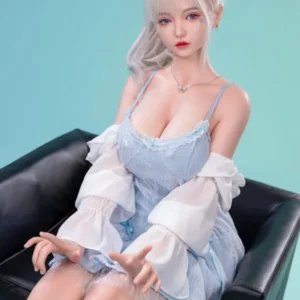 ตุ๊กตายาง แนวสาวน่ารักผมเงิน ชื่อกงลิน ใส่ชุดเดรสสีฟ้า นั่งเรียบร้อย