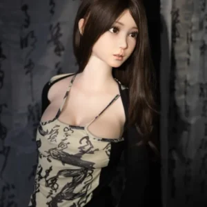 ตุ๊กตายางแนวสาวจีนชื่อชียุ ใส่ชุดสีดำหันข้าง