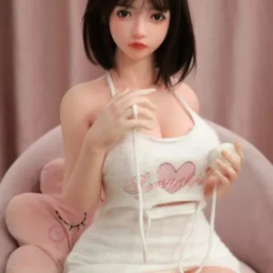 ตุ๊กตายางแนวโลลิทีนวัยรุ่นญีปุ่น น้องชิโกะ กำลังนั่งบนโซฟา มองหน้ามา