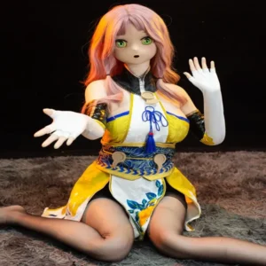 anime sexdoll ตุ๊กตายางอนิเมะ น้องมัทซูริ ใส่เสื้อสีเหลือง นั่งพื้นบนพรม แบมือ
