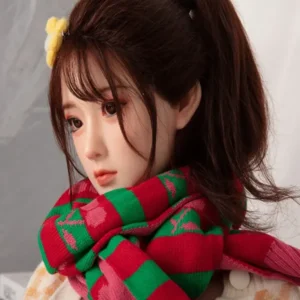 ใบหน้าแสนหวานของตุ๊กตายางสมจริงรุ่น kiko ผูกผ้าพันคอสีแดง