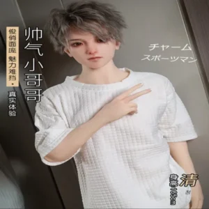 ตุ๊กตายางผู้ชาย วัยรุ่น เกาหลี ยืนโชว์สองนิ้ว ใส่เสื้อยืดสีขาว