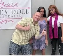 หนุ่มใหญ่ชอบตุ๊กตายาง