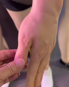 มือตุ๊กตายางเหมือนจริงมาเมื่อเทียบกับมือคนโดยมีเส้นเลือดด้วย