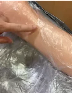 กดซิลิโคนที่ขาให้ดูว่าตุ๊กตายางนิ่มมาก