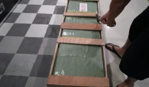 ใช้ฆ้อนแกะกล่องตุ๊กตายาง