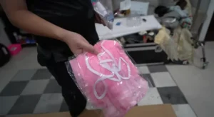 ของแถมชุดเซ็กซี่ตุ๊กตายางสีชมพู