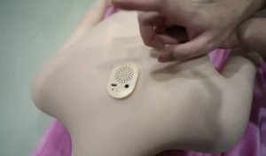 ด้านหลังตุ๊กตายางมีติดตั้งกล่องเสียงเซนเซอร์