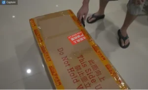 ใช้มีดกรีดขอบกล่องตุ๊กตายางเพื่อเปิด