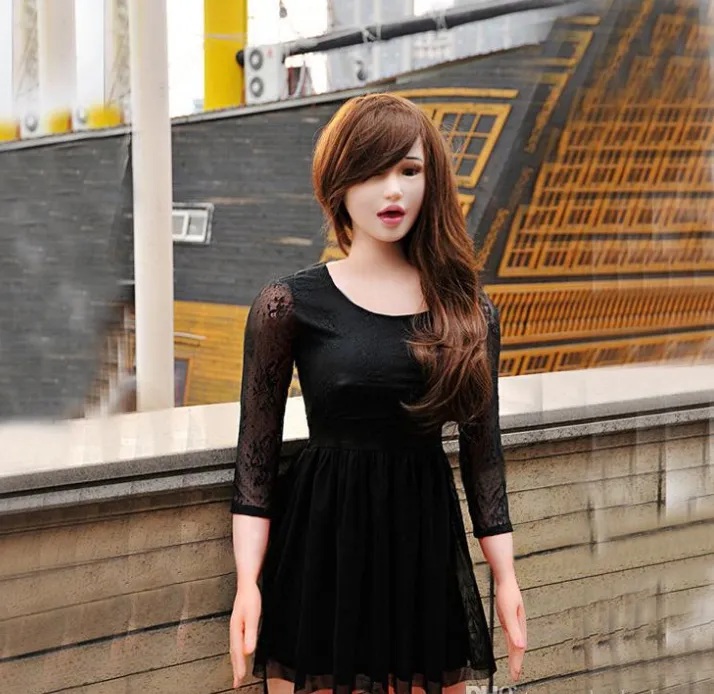 ตุ๊กตายางเป่าลมออรัลได้ใส่ชุดดำยืนอยู่