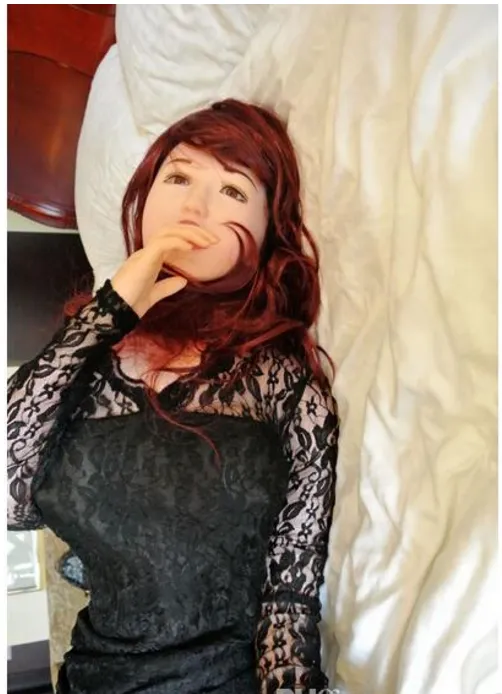 ตุ๊กตายางเป่าลมออรัลได้นอนอยู่บนเตียง