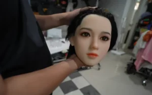 ใบหน้าและผมเป็นฝังทำให้หน้าน้องตุ๊กตายางสวยสมจริง