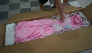 เปิดลังมาเจอผ้าสีชมพูคลุมน้องตุ๊กตายางอยู่