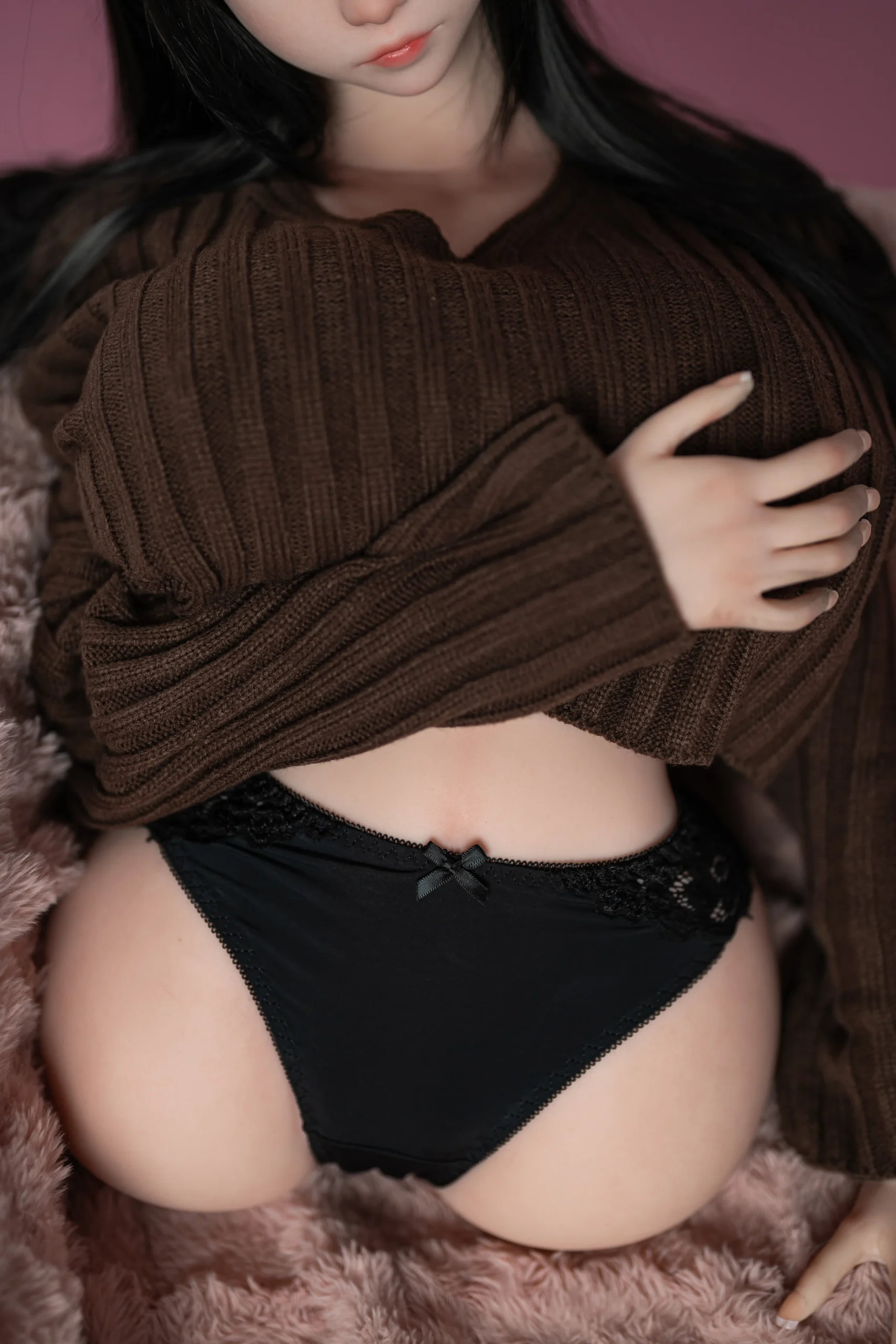 ตุ๊กตายางครึ่งตัว มี่แขนไม่มีขา กอดอก ใส่กางเกงในสีดำ