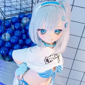 ตุ๊กตายางอนิเมะเฉี่ยวตาสีฟ้าผมสีฟ้าอมเทา ใส่เสื้อเอวลอย