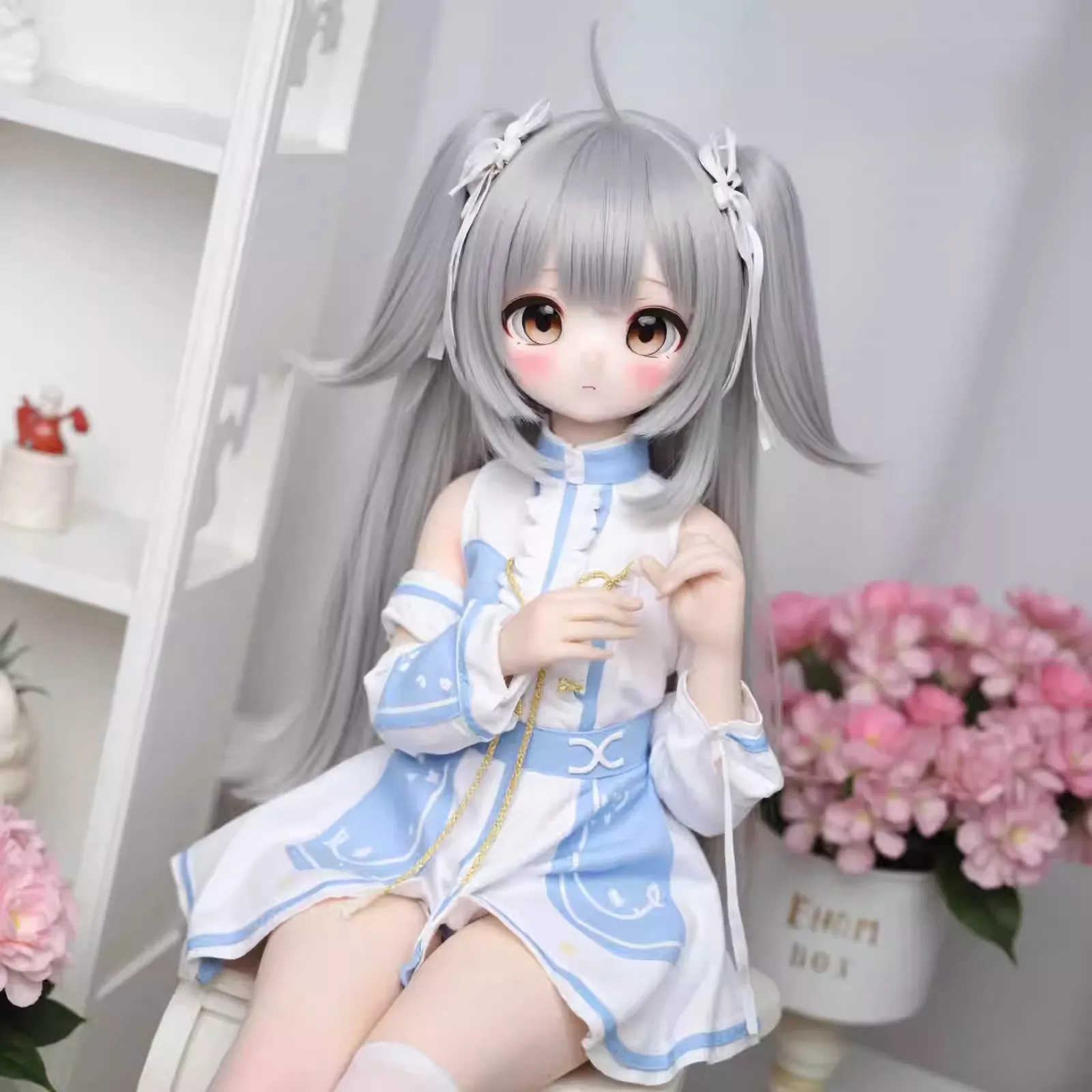 ตุ๊กตายางอนิเมะน้องโคโคะใส่ชุดสีฟ้านั่งบนเก้าอี้