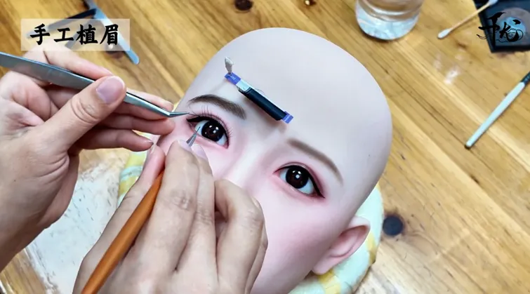 ใส่ลูกตาขนตาตุ๊กตายาง