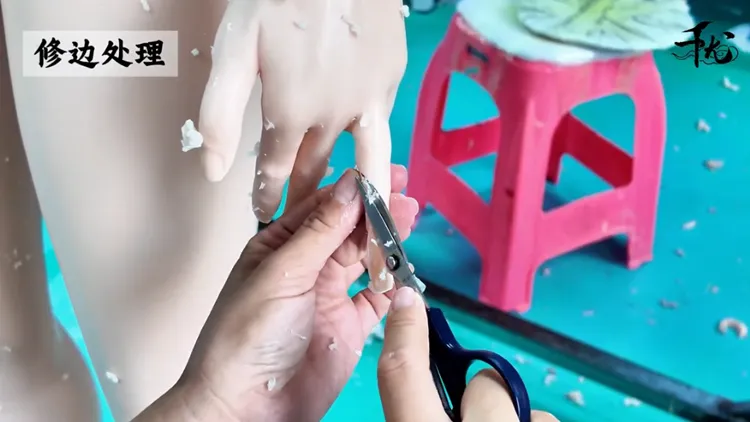 ตัดแต่งนิ้วมือตุ๊กตายาง