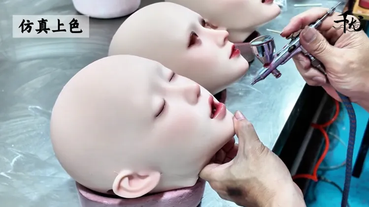 พ่นปากตุ๊กตายางสีแดงเลือดฝาด