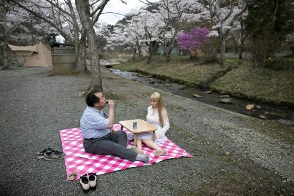 ลุงเซ็นจิกับตุ๊กตายางน้องซาโอริ