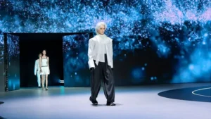 ตุ๊กตายางหุ่นยนต์เดินได้ กำลังเดินบนเวที